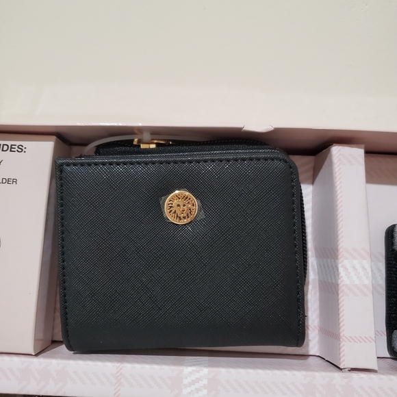 Anne Klein Gift Set Top Zip Crossbody, Curved Zip Wallet, Hand Sanitizer… - Picture 3 of 7